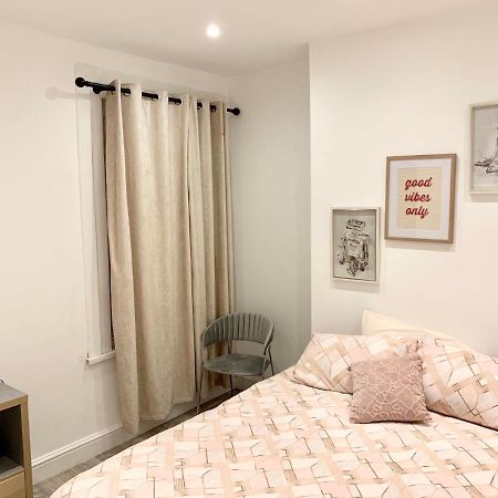 Modern 2 Bedroom Apartment With Private Garden Near Canary Wharf London Eksteriør billede