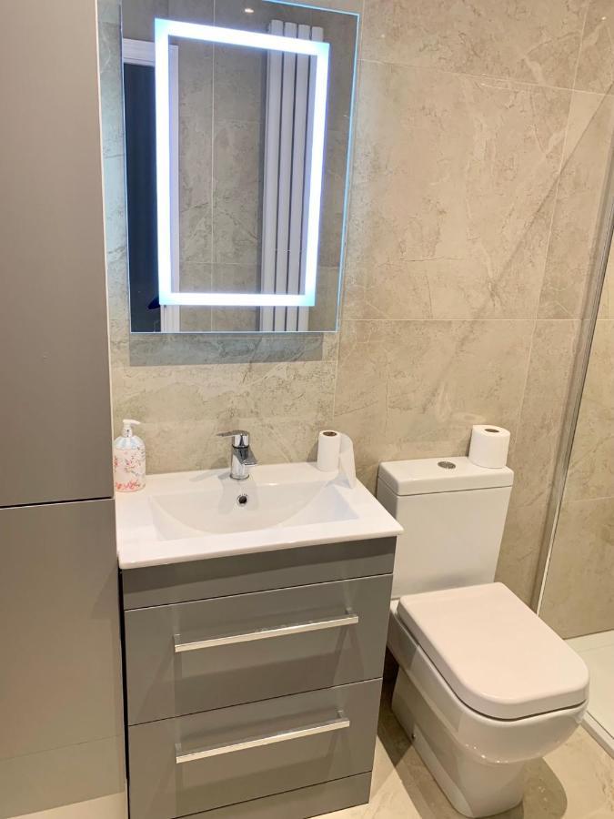 Modern 2 Bedroom Apartment With Private Garden Near Canary Wharf London Eksteriør billede