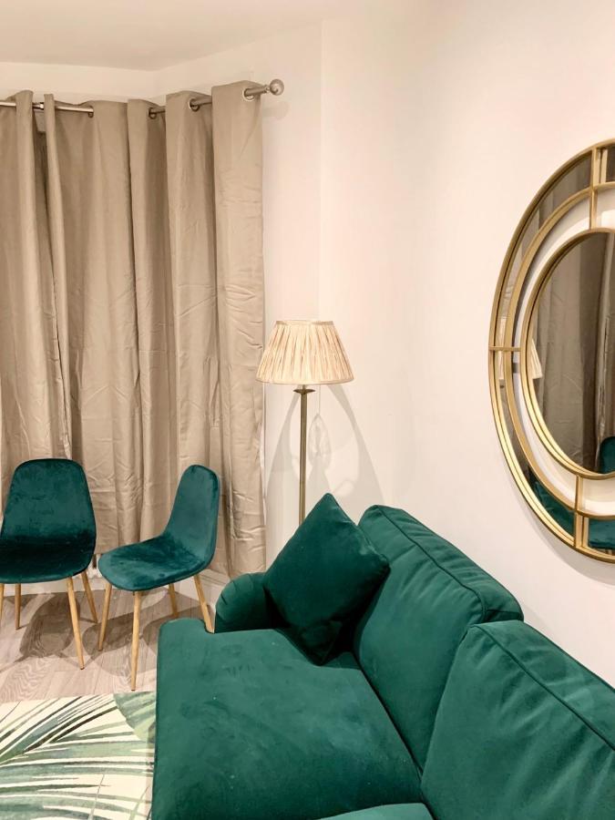 Modern 2 Bedroom Apartment With Private Garden Near Canary Wharf London Eksteriør billede