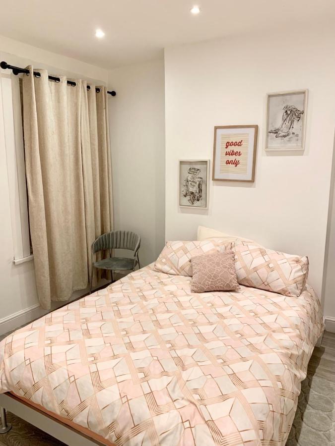 Modern 2 Bedroom Apartment With Private Garden Near Canary Wharf London Eksteriør billede