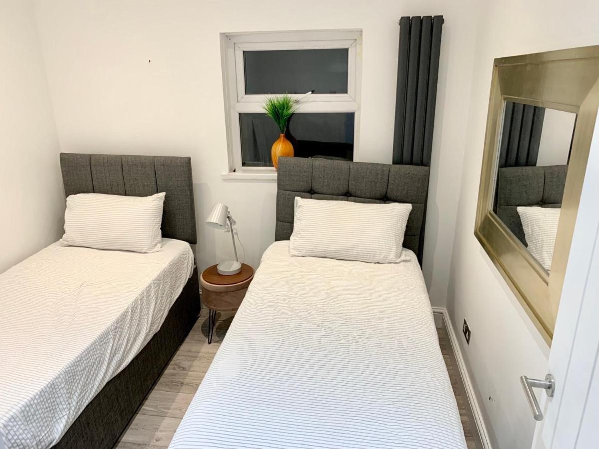 Modern 2 Bedroom Apartment With Private Garden Near Canary Wharf London Eksteriør billede