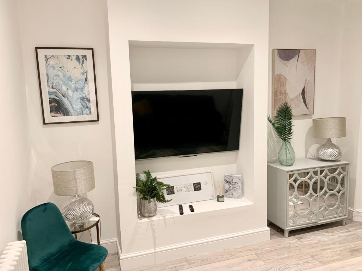Modern 2 Bedroom Apartment With Private Garden Near Canary Wharf London Eksteriør billede