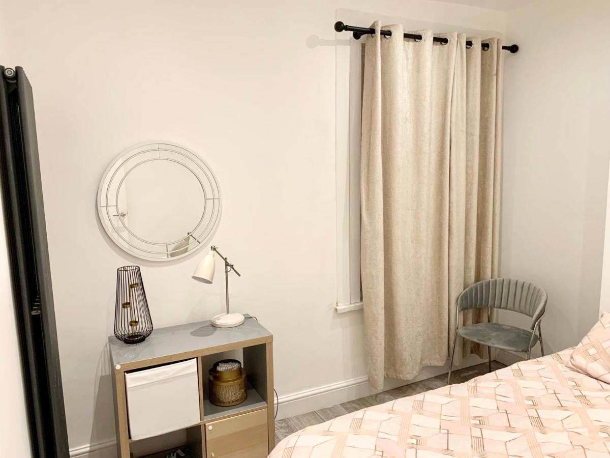 Modern 2 Bedroom Apartment With Private Garden Near Canary Wharf London Eksteriør billede