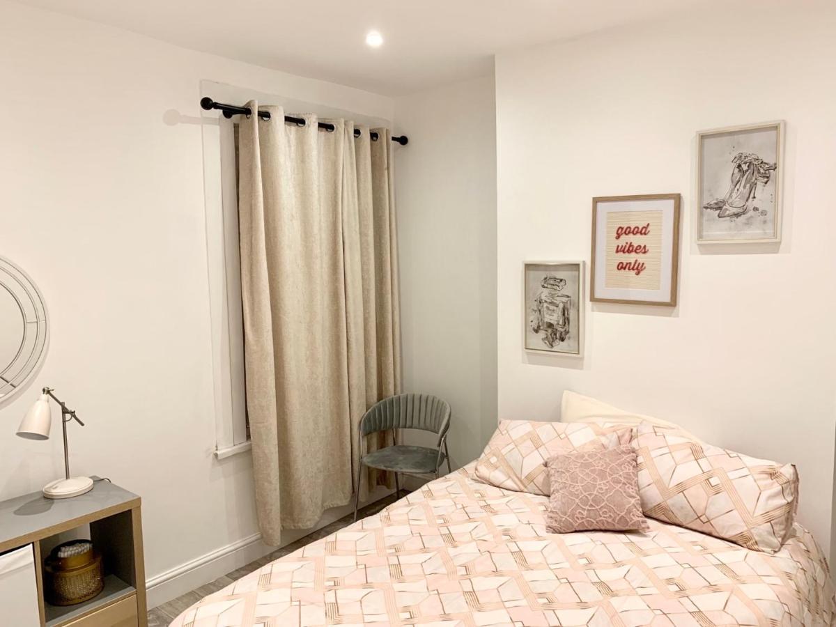 Modern 2 Bedroom Apartment With Private Garden Near Canary Wharf London Eksteriør billede